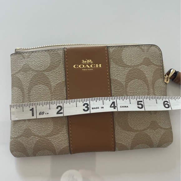 Coach Corner Zip Wristle Pouch Signature Canvas Tan Brown - Picture 4 of 11